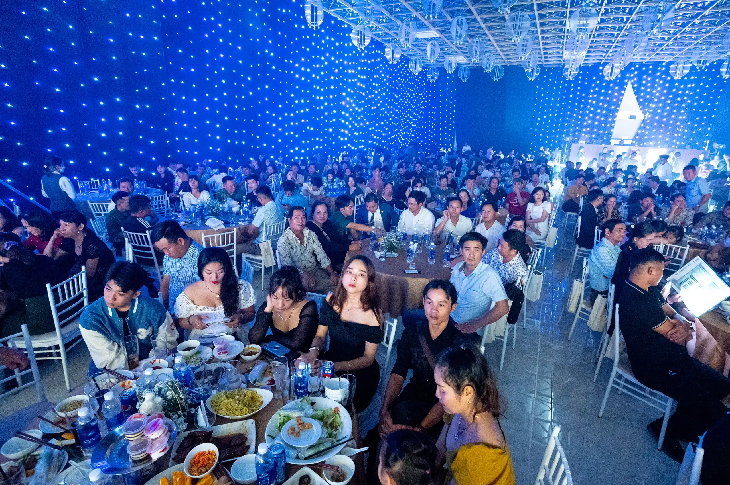 Tôn Vinh Nhân Viên Tại Year End Party