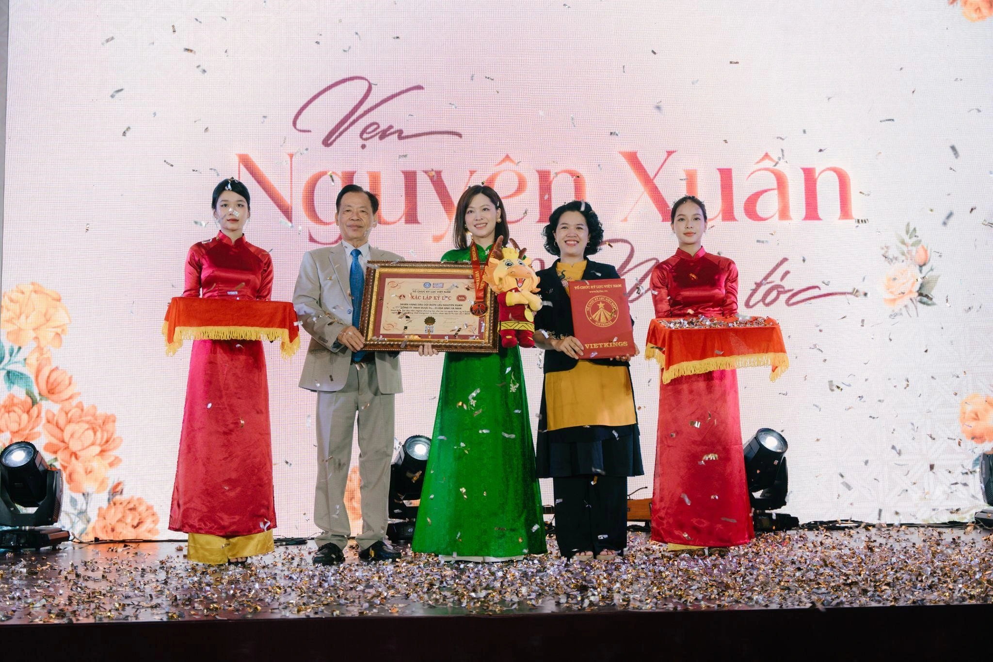 mẫu kế hoạch tổ chức tiệc tất niên