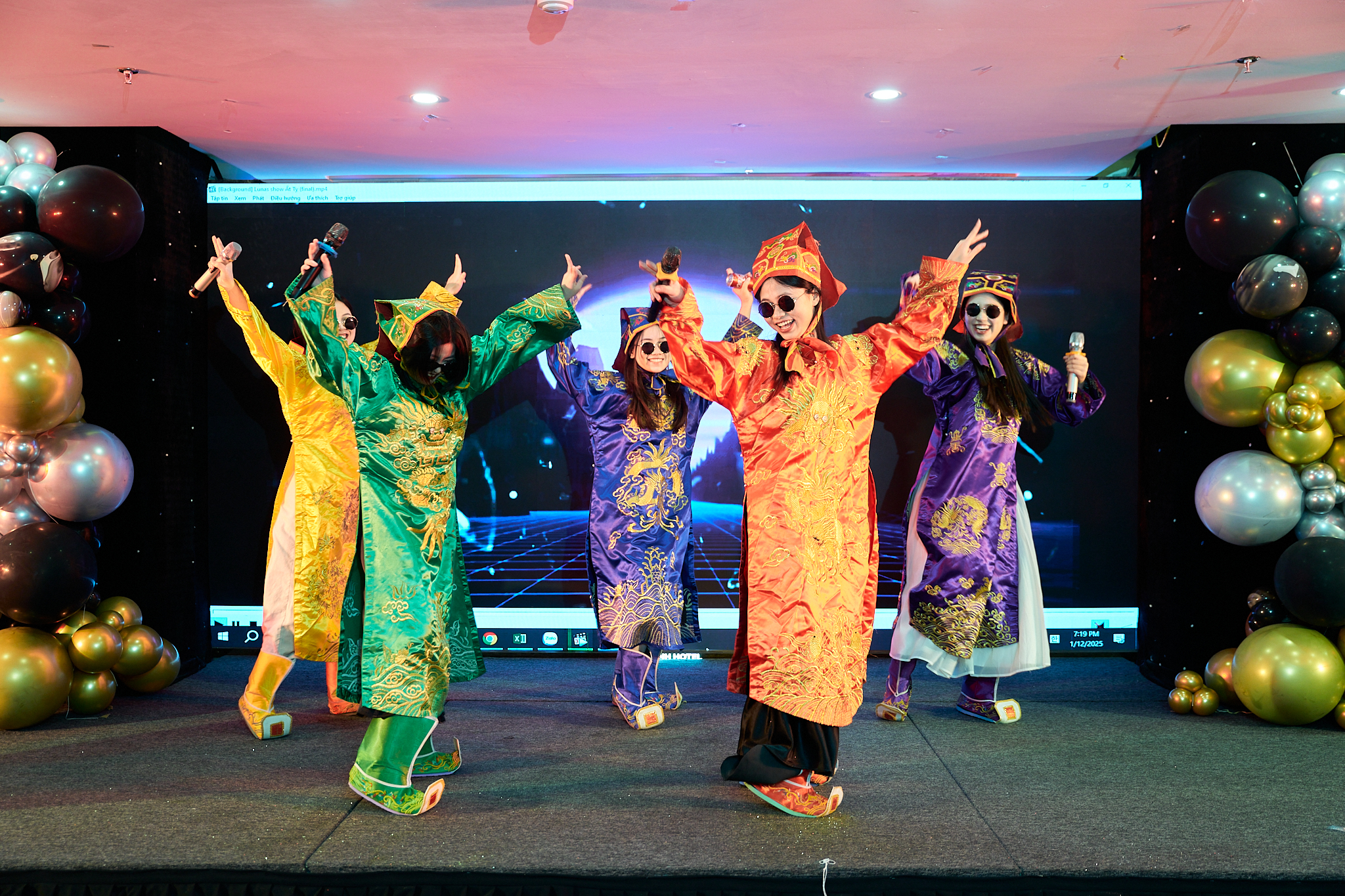 ý tưởng tổ chức tiệc tất niên,kịch bản tiệc tất niên,chủ đề tiệc tất niên,trò chơi trong tiệc cuối năm