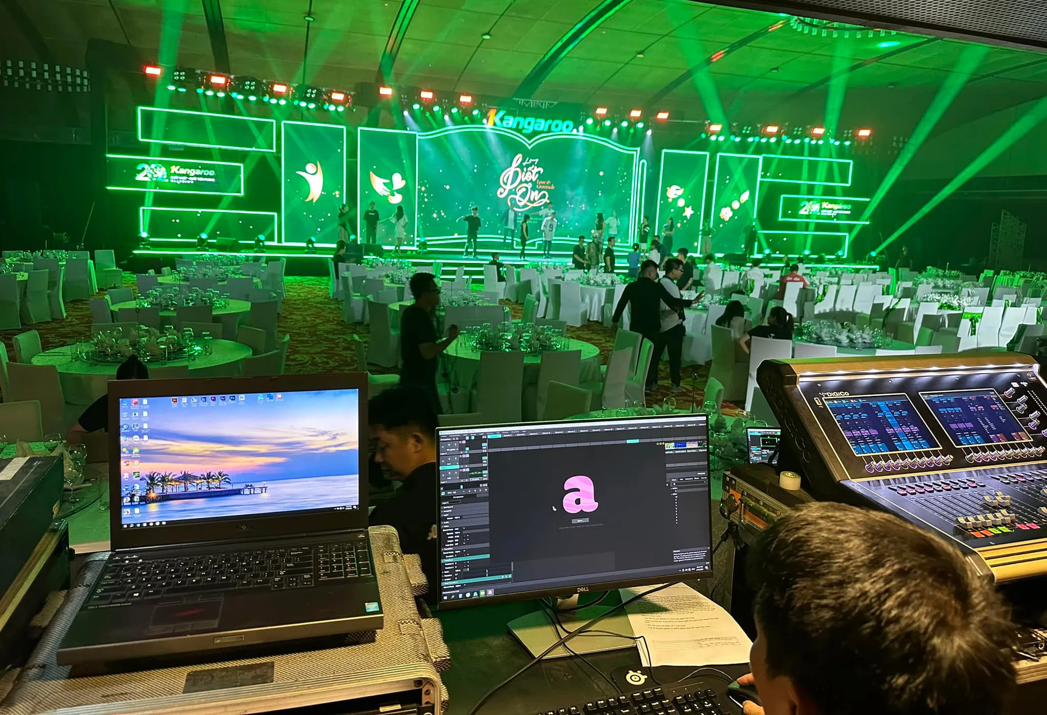 Hệ thống thiết bị âm thanh ánh sáng in-house và đội ngũ MC sự kiện chuyên nghiệp