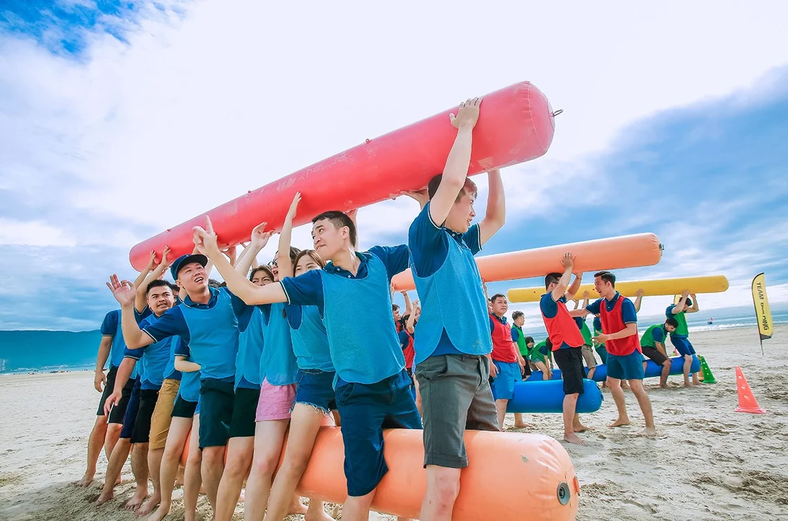 Flat World Agency sở hữu kho đạo cụ team building quy mô lớn tại Sài Gòn