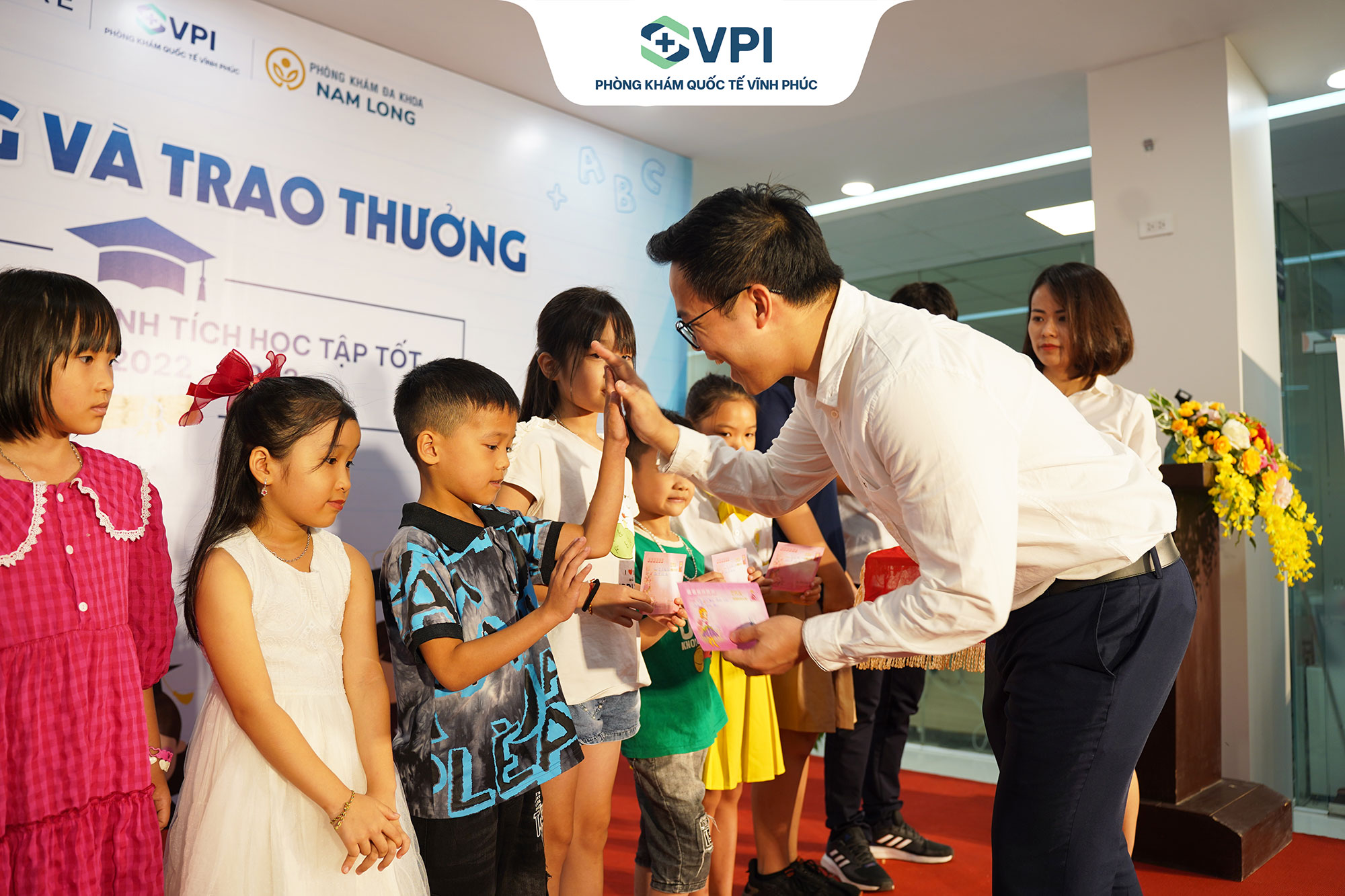 Lễ trao quà khuyến học cho con em cán bộ nhân viên trong đêm Gala Dinner