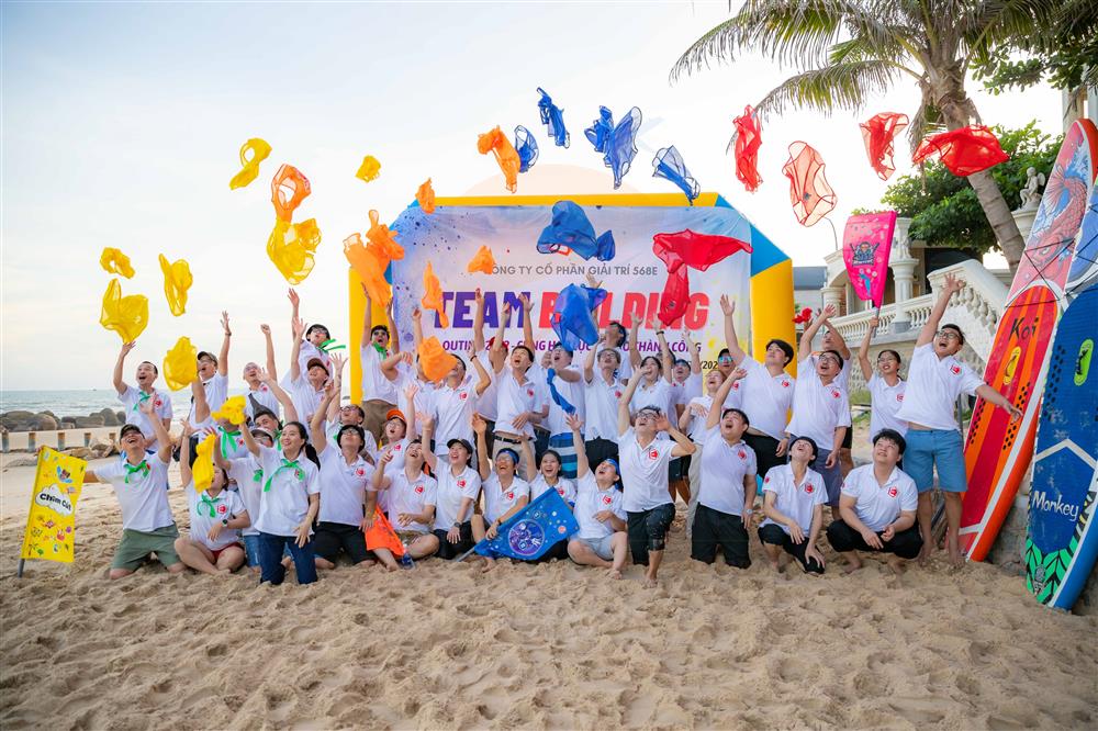Trải nghiệm concept team building bãi biển với đạo cụ phao hơi khổng lồ